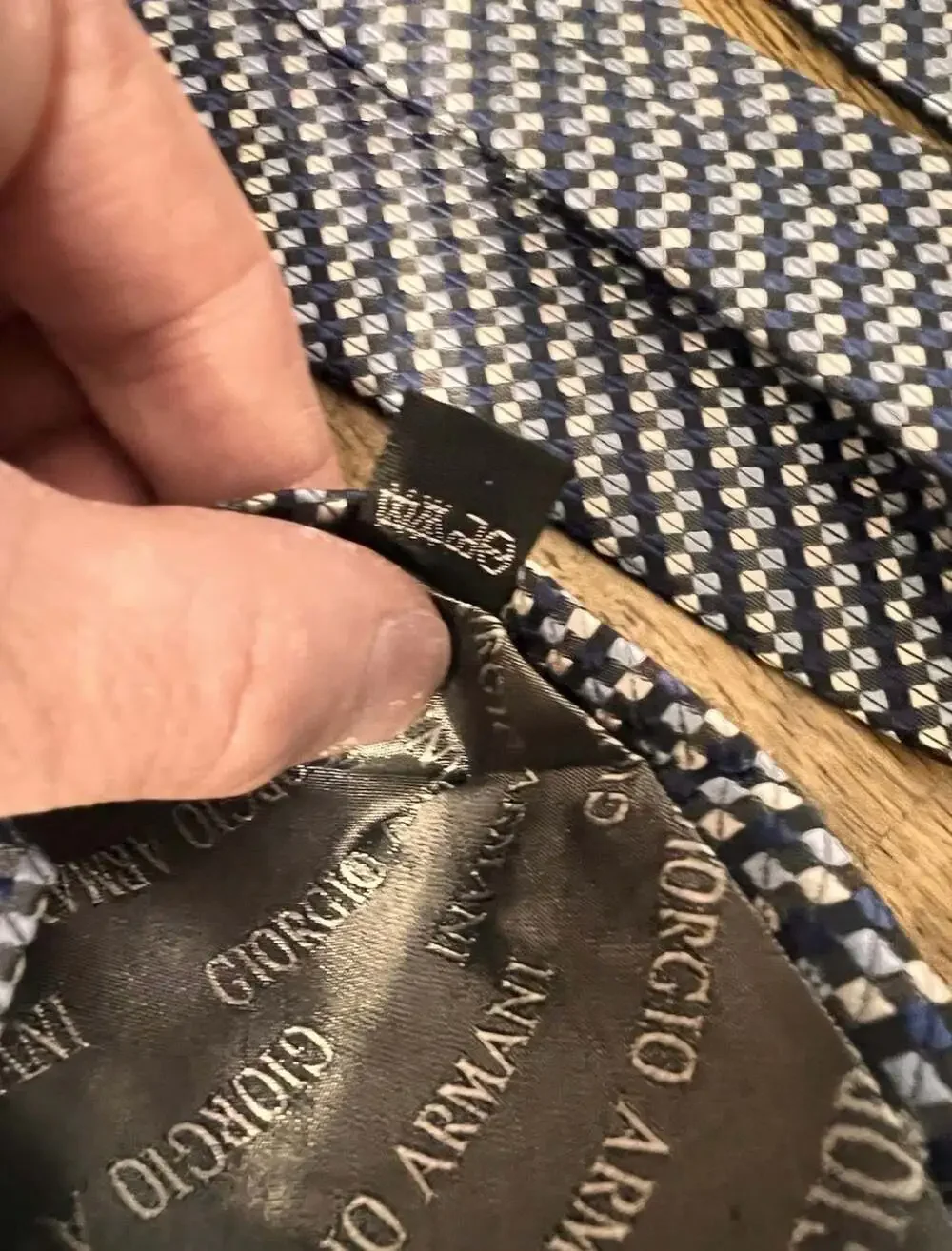 Giorgio Armani Men's Blue and White Geometric Patterned 100% Silk Tie